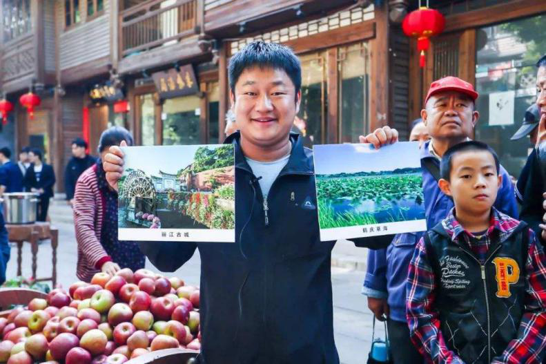 抖音達(dá)人石榴哥化身嗨學(xué)體驗(yàn)官，空降新華引爆直播間